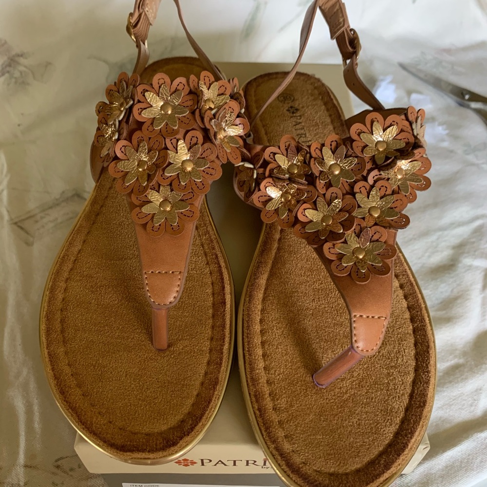 Flowered Thong Sandals with 3D flowers